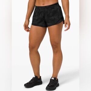 Women’s Lululemon Hotty Hot Low-Rise Lined Shorts 2.5” Black Camo Shorts. Size 8